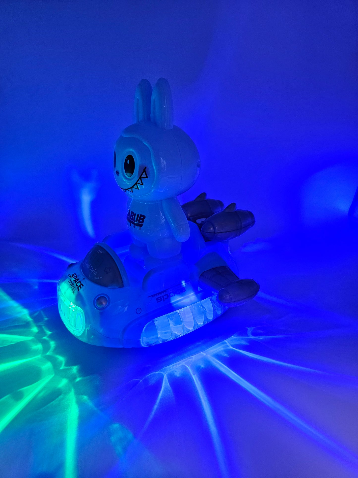 Labubu fahrend mit Musik