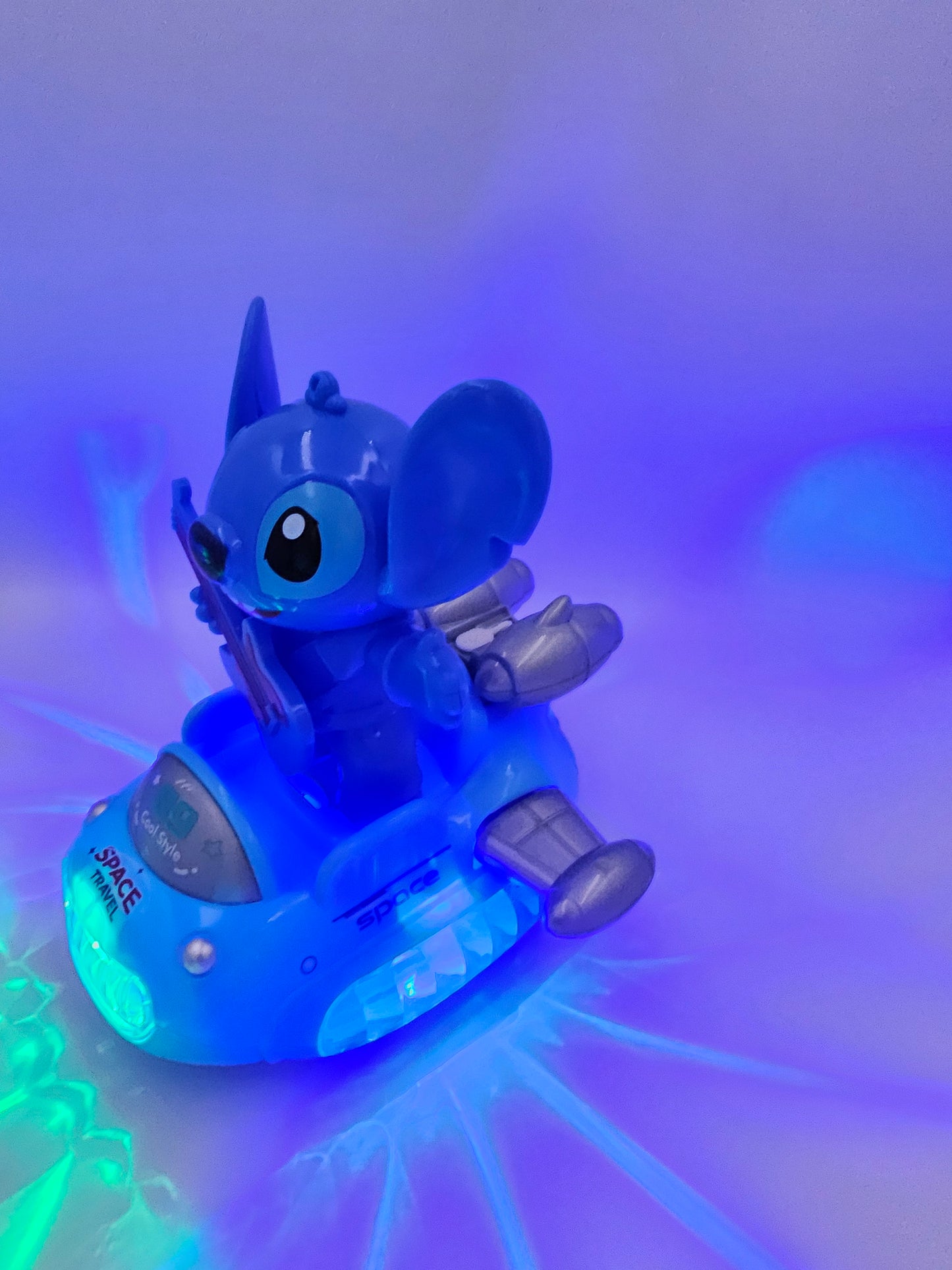 Stitch fahrend mit Musik