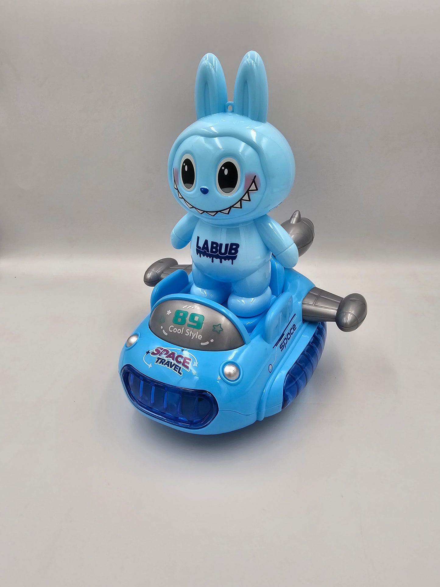 Labubu fahrend mit Musik