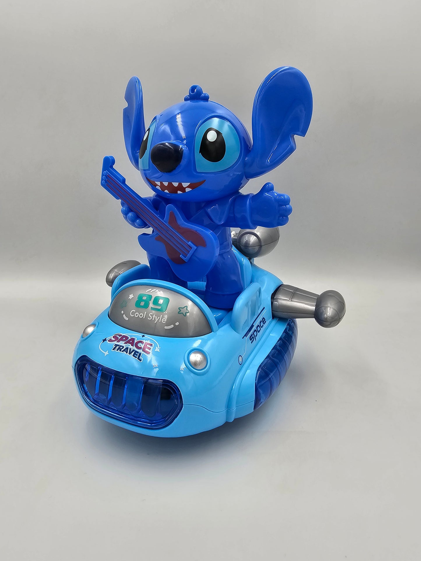 Stitch fahrend mit Musik